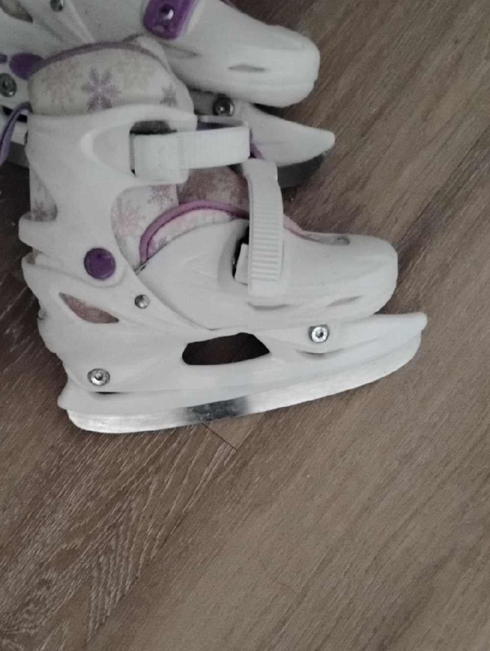 Adjustable Kids Ice Skates in White and Purple